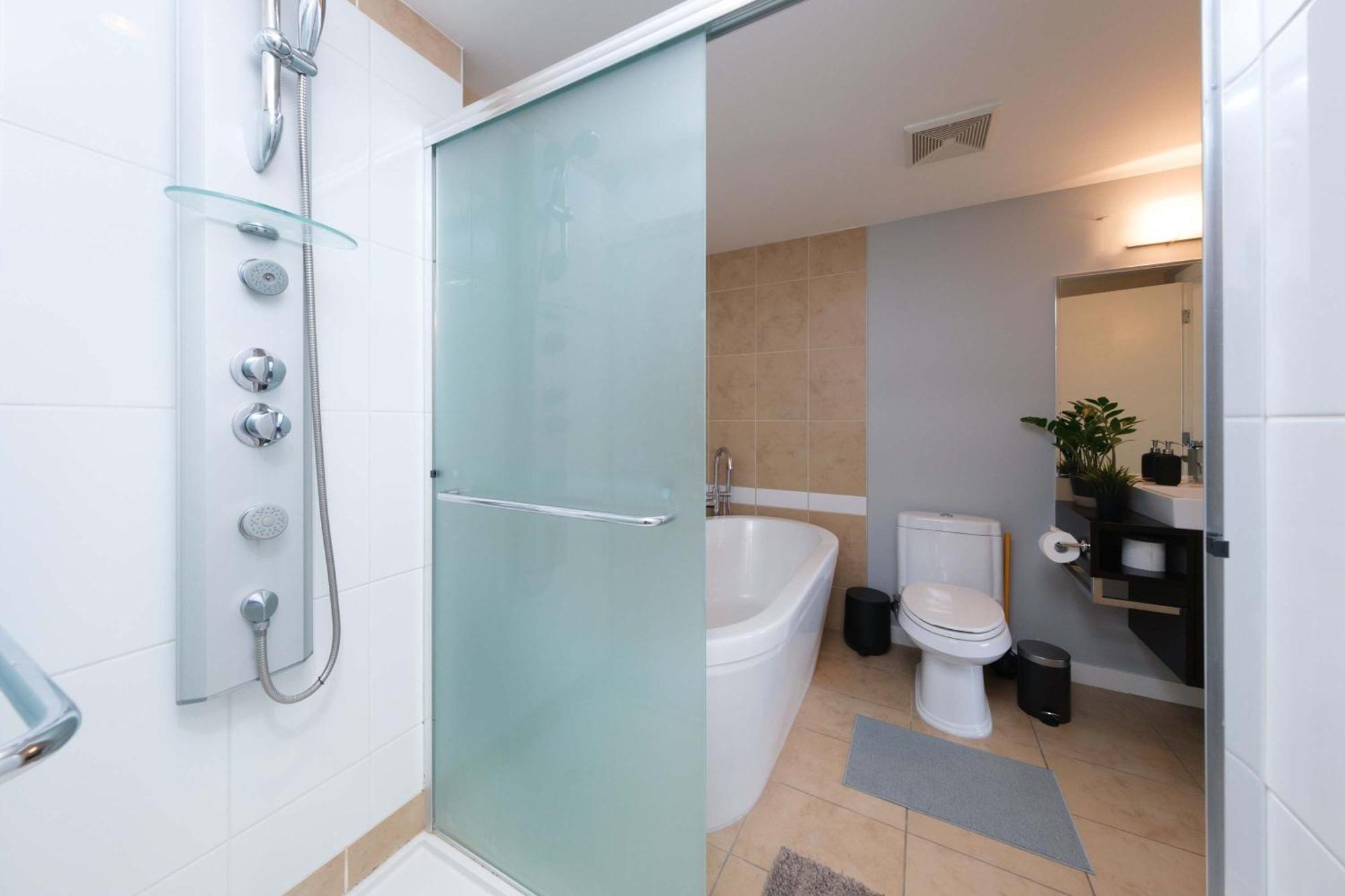 Luxury Jacuzzi Pool & Sauna In Prime Location Apartment Vancouver